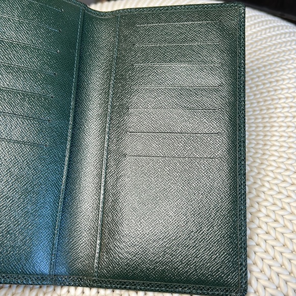 Louis Vuitton Taiga Porte-Chequier Cartes Credit Wallet - Picture 8 of 11